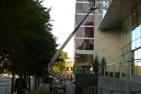 DINO210XT_window_cleaning_pic1_hr-480x320